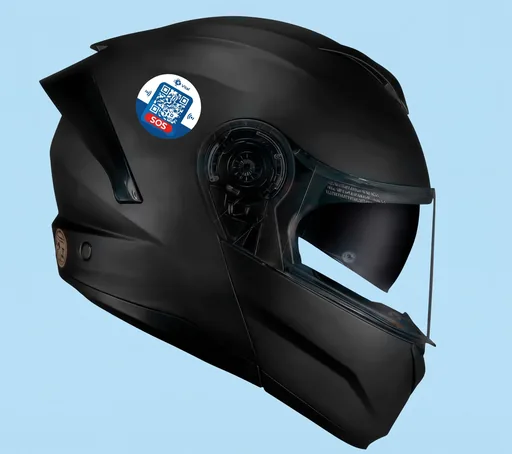 Capacete de motociclista preto fosco com adesivo AR Vital de emergência com QR Code