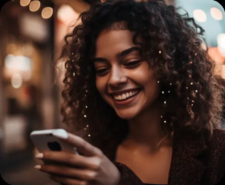 Mulher sorrindo cadastrando seu perfil de emergência AR Vital pelo celular
