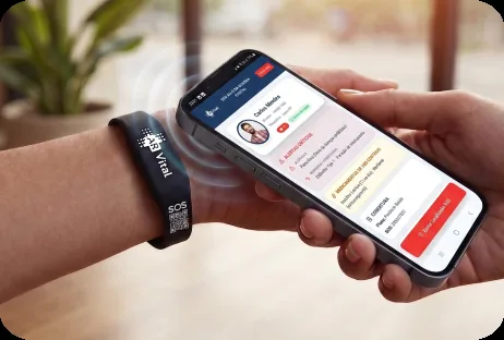 Celular aproximado da pulseira AR Vital lendo a ficha médica por NFC